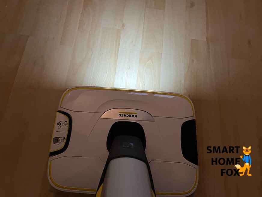 Karcher FC 7 с подсветкой на чистящем модуле. 